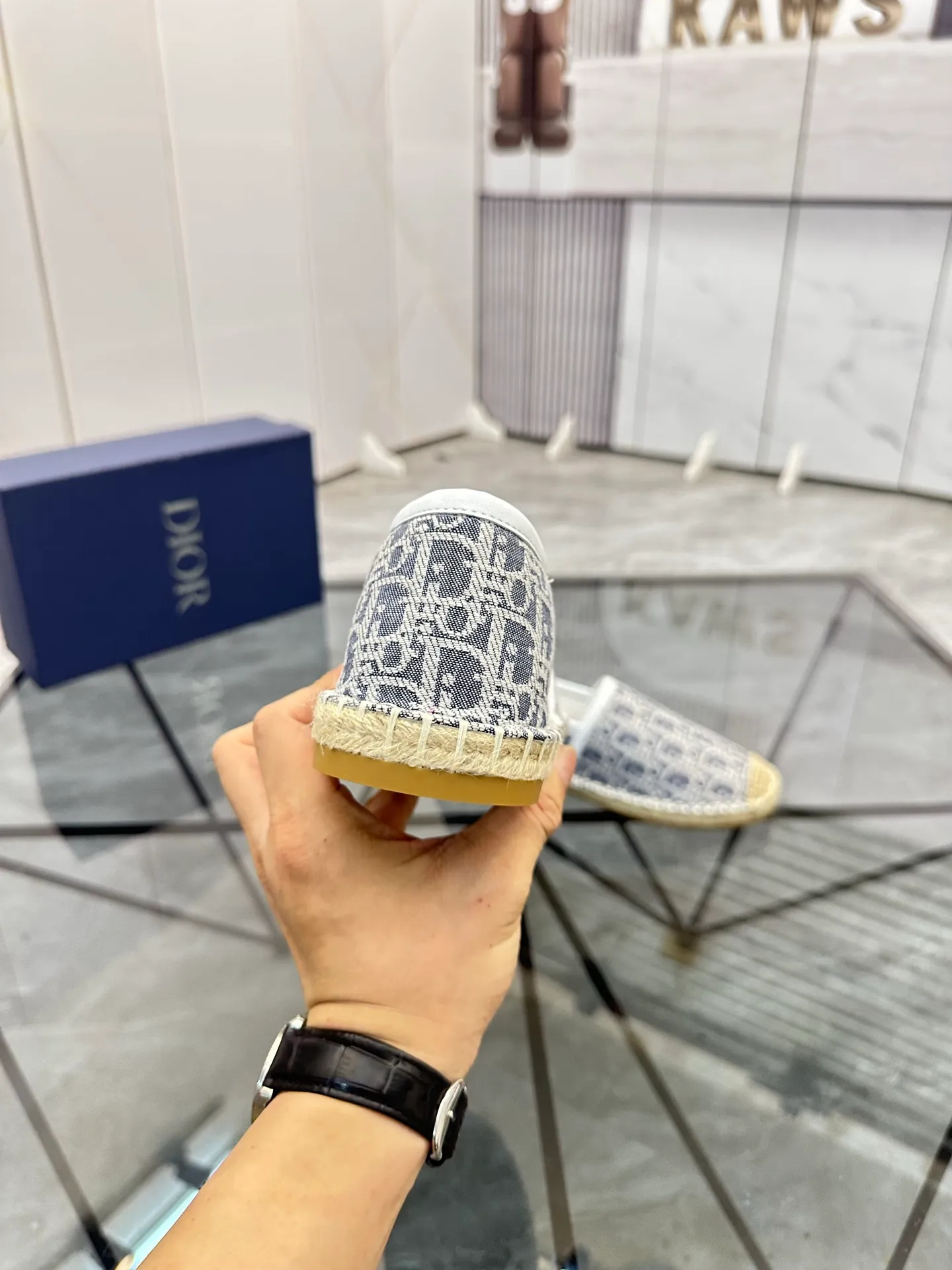 Men's shoes for sale 💰: 💰P400¥ Product trademark: Dior* "Dior*" low-top fisherman's shoes Regular size: 38-44 (can be customized to 37.45) Product materials: imported cowhide leather upper spliced ​​with original fabric, sheepskin lining, original outsole. Number: 1023